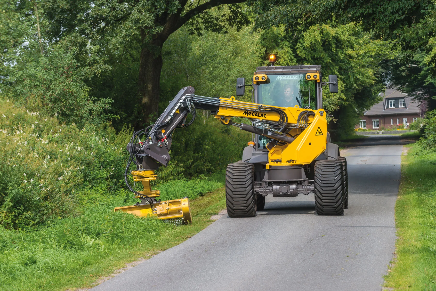 Mecalac AS900tele Schwenklader mit Mulchgerät bei der Böschungspflege