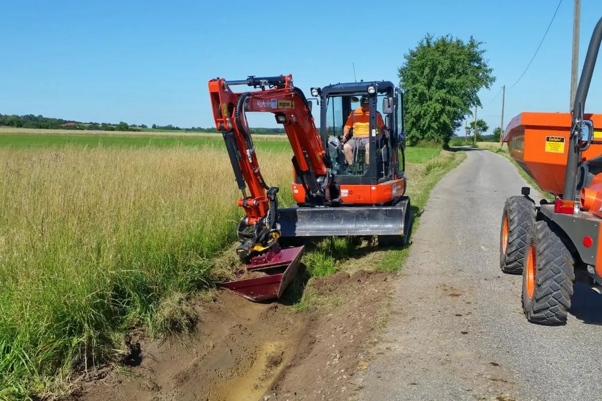 Kubota Bagger mit Grabenlöffel bei Erdarbeiten
