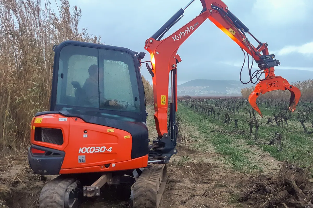 Kubota Bagger mit Greifer beim Materialhandling