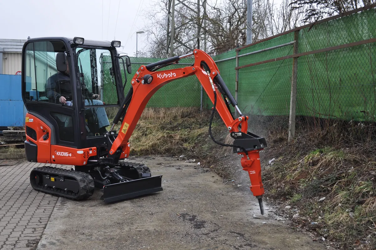 Kubota Minibagger mit Hydraulikhammer beim Aufbrechen von Beton