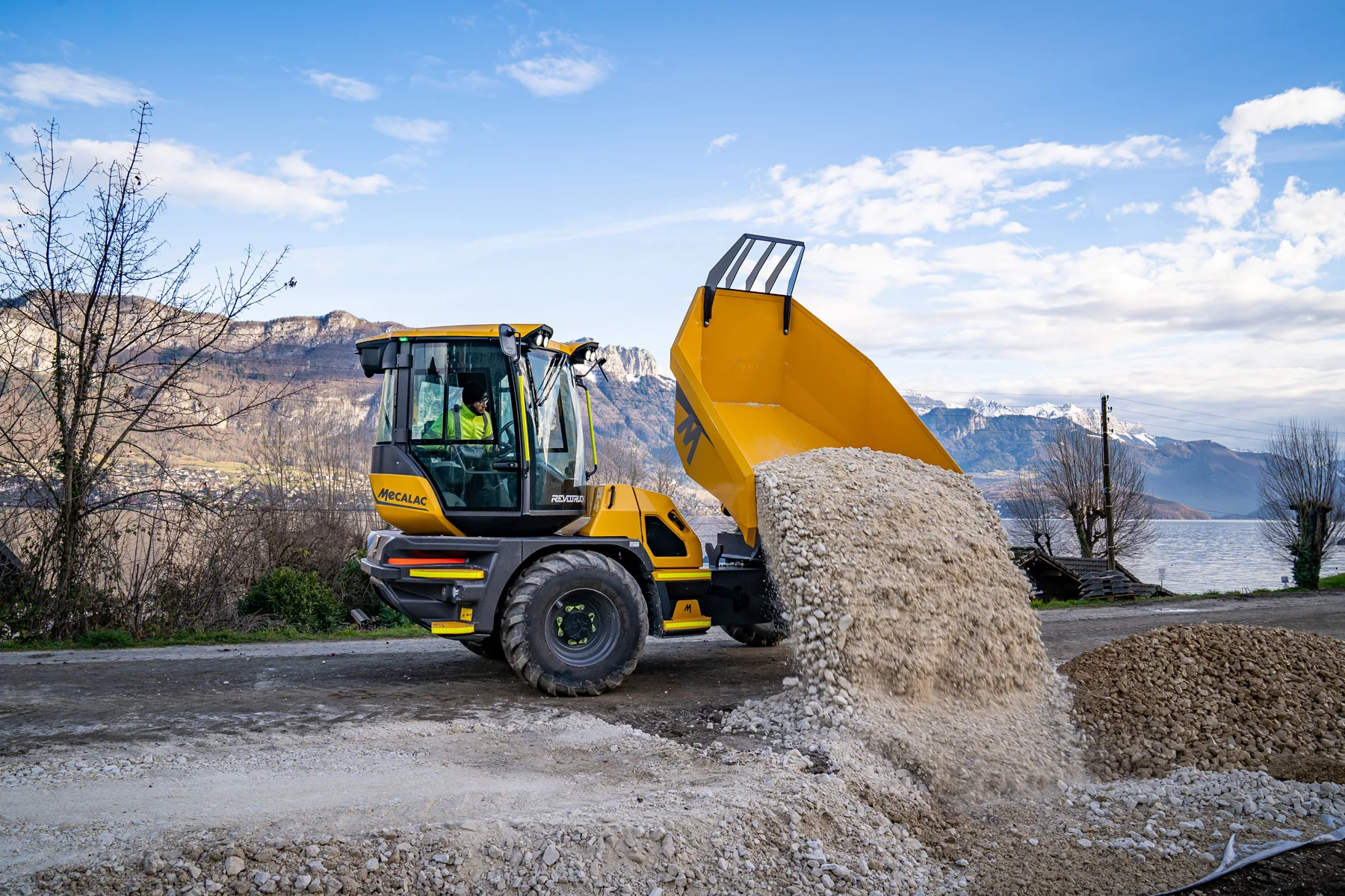Mecalac Revotruck 9 kippt Schüttgut auf einer Baustelle ab