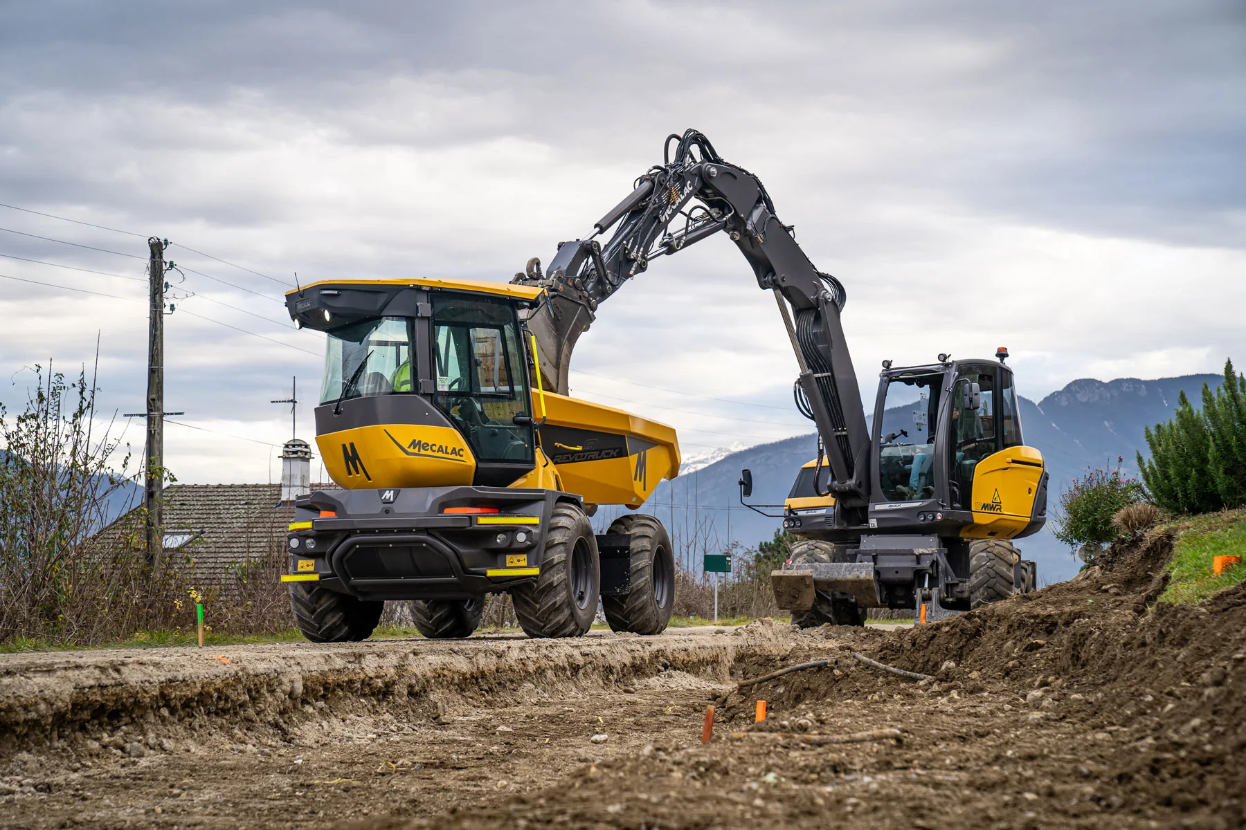 Mecalac Revotruck 9 und Mecalac 15MWR arbeiten gemeinsam