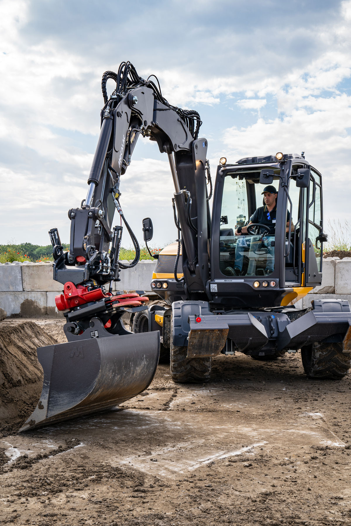 Mecalac Mobilbagger mit Tiltrotator bei präzisen Erdarbeiten