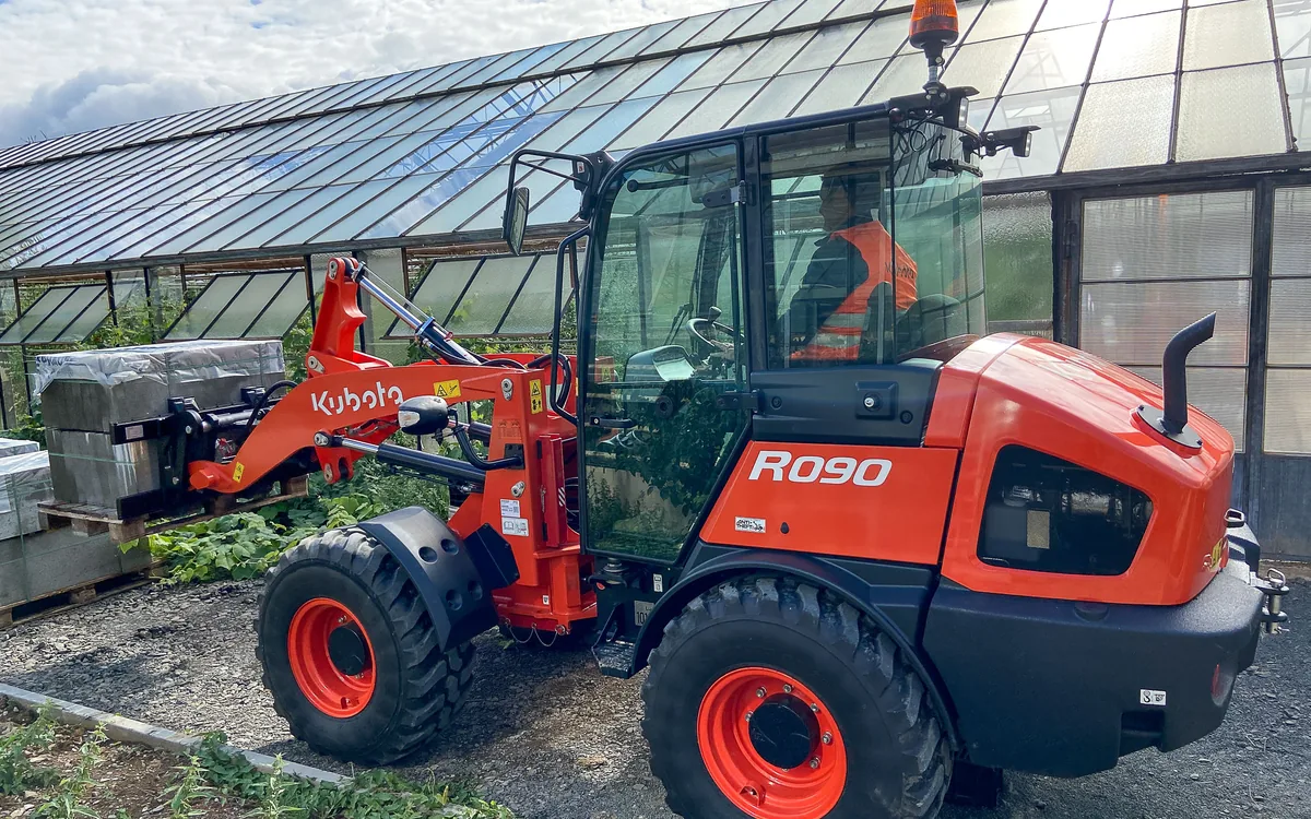 Kubota R090 mit Palettengabel beim Transport einer Palette