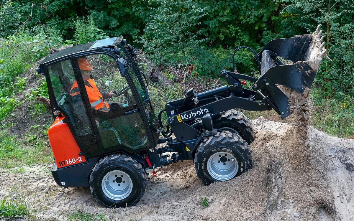 Kubota RT160-2 mit Schaufel beim Laden von Material