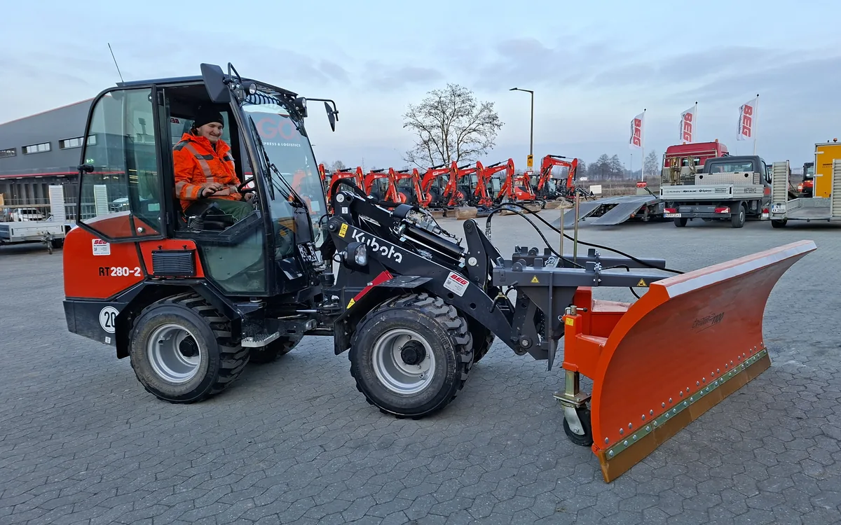 Kubota Radlader mit Schneeschild im Winterdienst