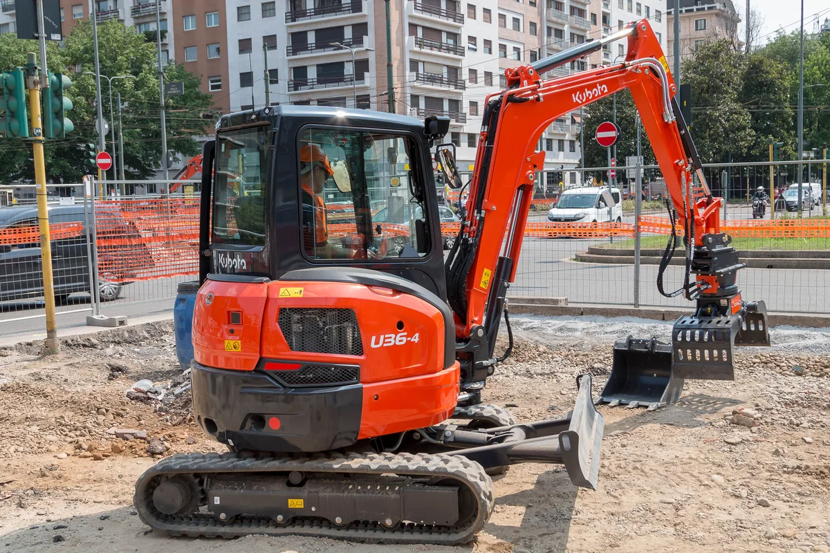 Kubota U36-4 mit Greifer im innerstädtischen Baustelleneinsatz