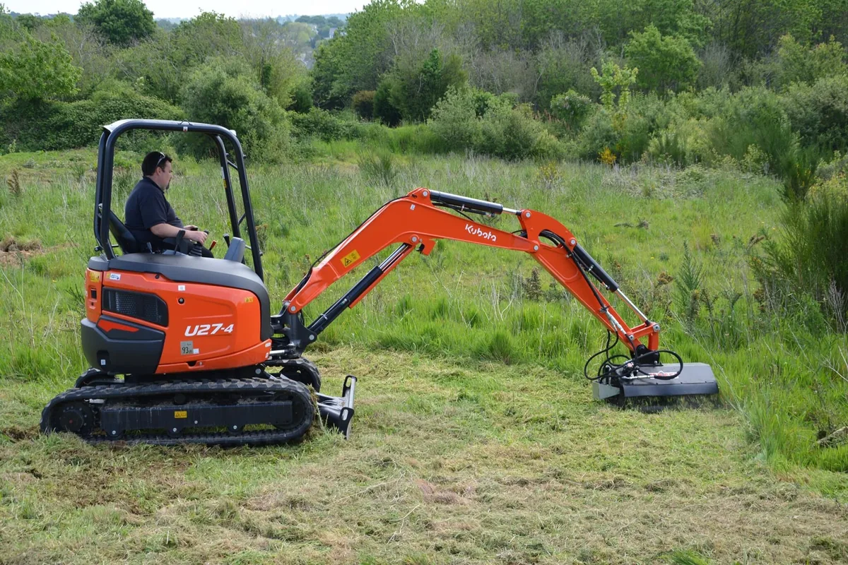 Kubota U27-4 mit Mulcher bei der Landschaftspflege