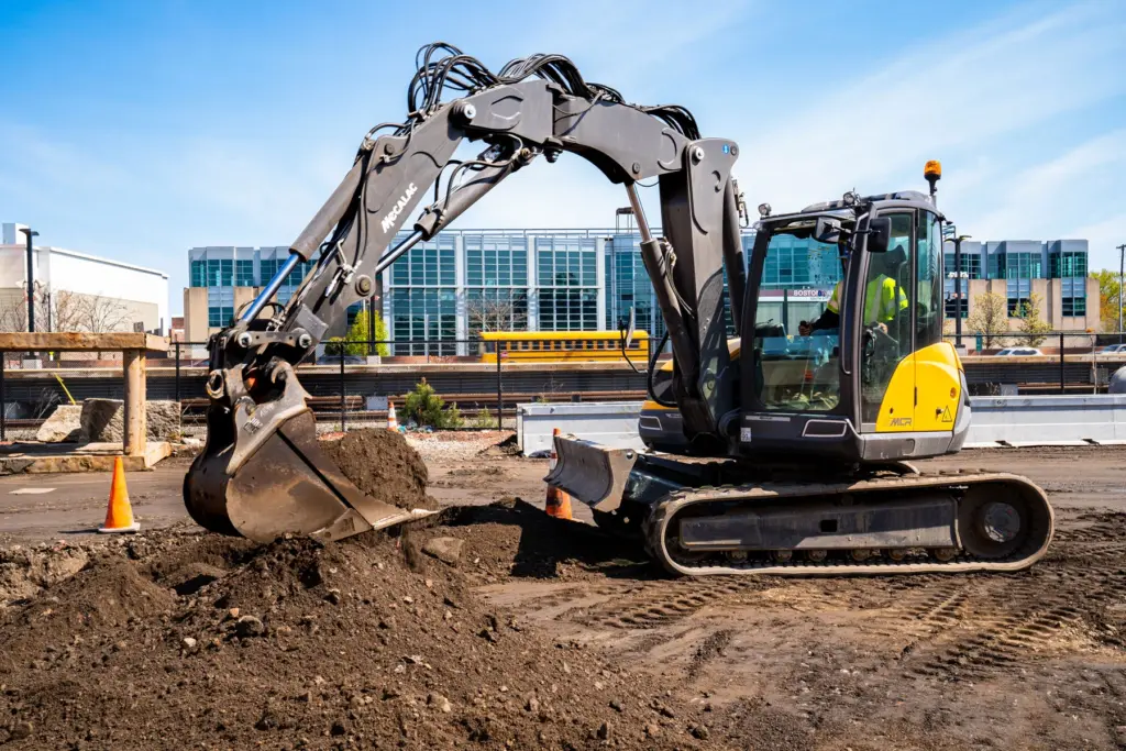 Mecalac 10MCR beim Aushub auf einer Baustelle