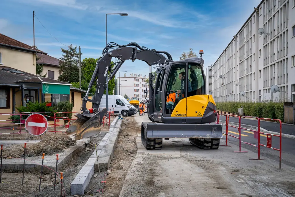 Mecalac 8MCR bei Grabenarbeiten auf einer innerstädtischen Baustelle