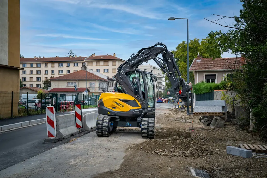 Mecalac 8MCR versetzt Bauteile auf einer Straßenbaustelle