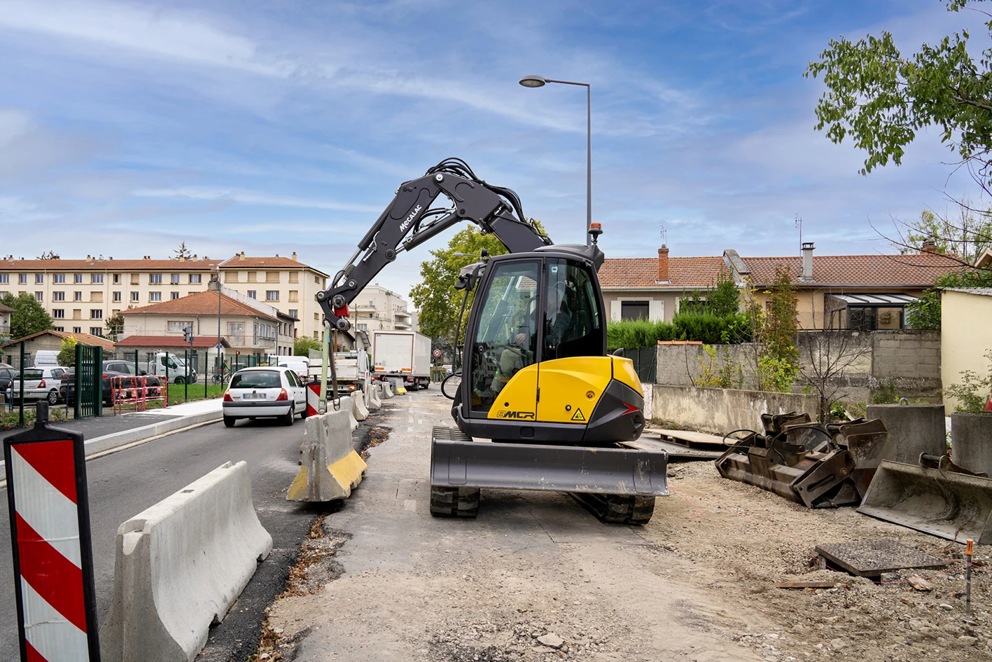 Mecalac 8MCR auf einer engen Straßenbaustelle