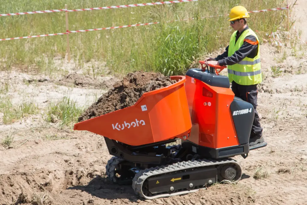 Kubota KC110HR-4 Kettendumper beim Materialtransport