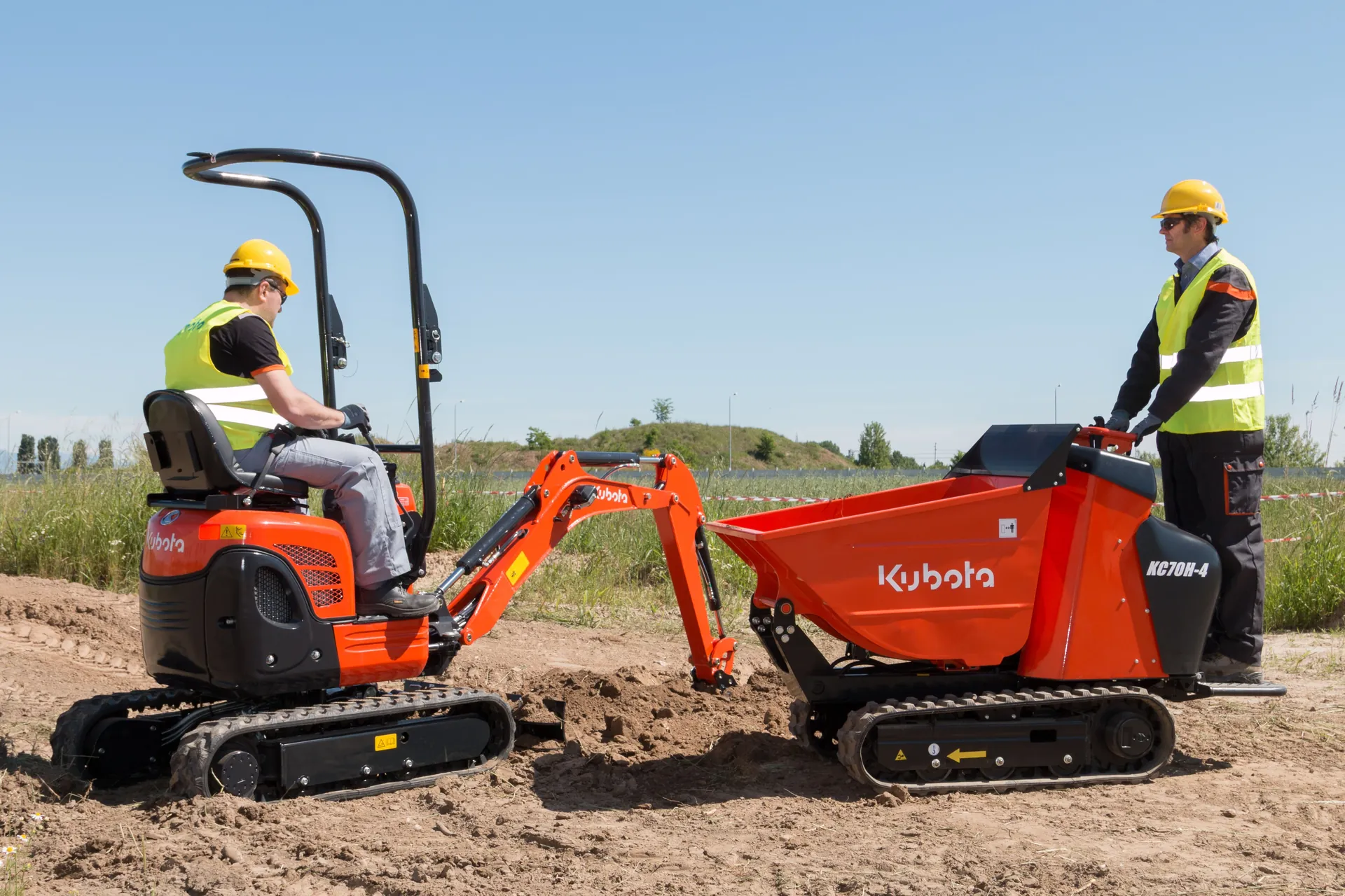 Kubota KC70H-4 Kettendumper zusammen mit einem Kompaktbagger