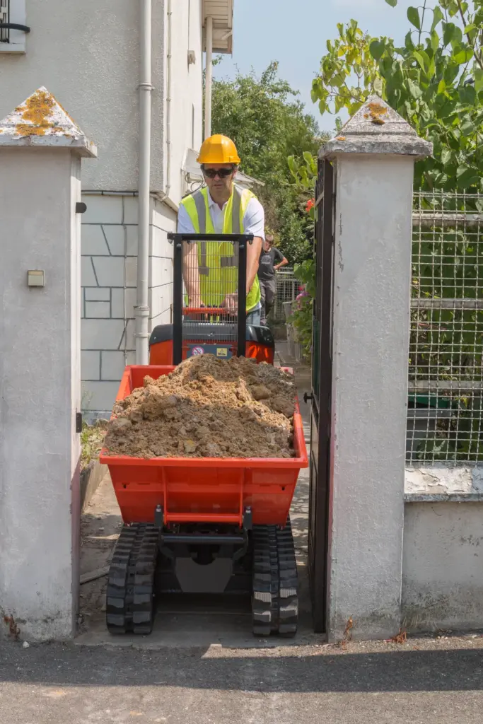 Kubota KC70VHD-4 Kettendumper in einer besonders schmalen Zufahrt