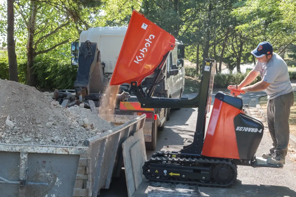 Kubota KC70VHD-4 Kettendumper beim Entladen in einen Container