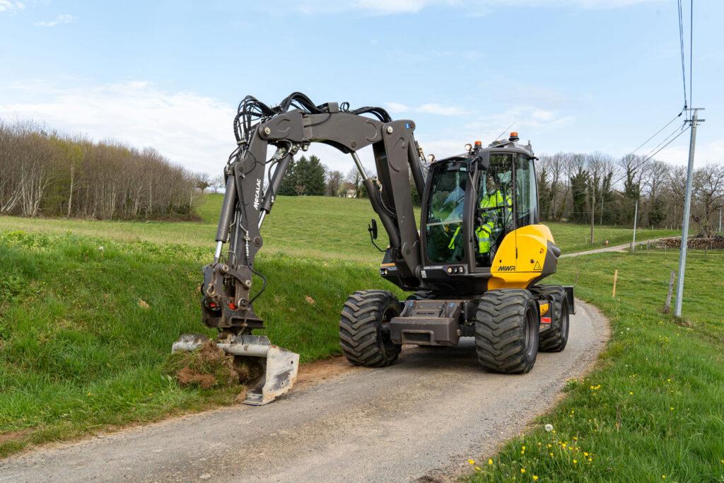 Mecalac 11MWR bei Grabenarbeiten am Straßenrand