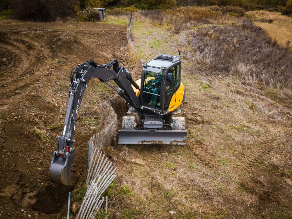 Mecalac 9MWR bei Grabenarbeiten mit seitlichem Versatz
