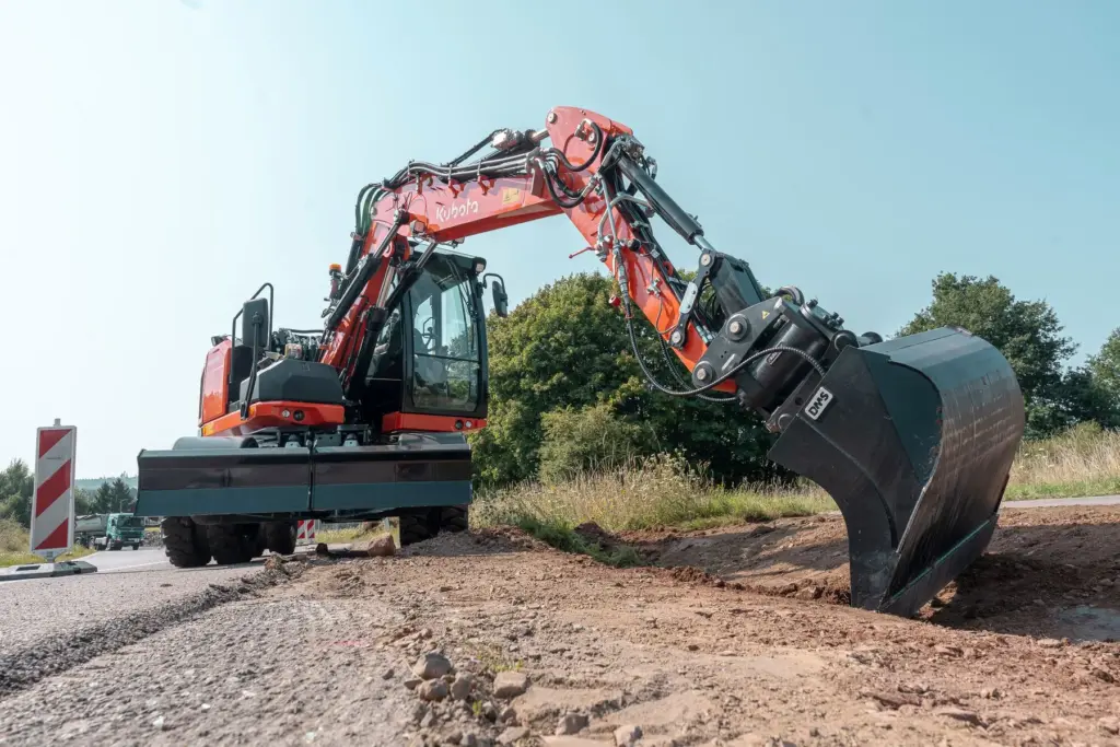 Kubota KW095 Mobilbagger bei Erdarbeiten im Straßenbau