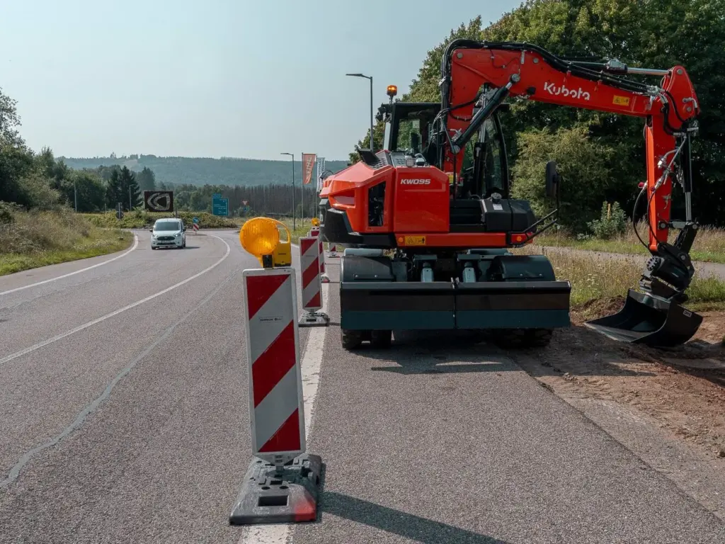 Kubota KW095 Mobilbagger bei Arbeiten am Straßenrand