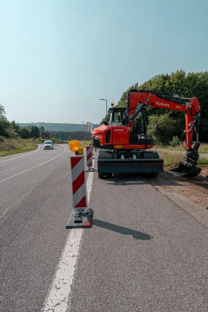 Kubota KW095 Mobilbagger auf einer engen Straßenbaustelle