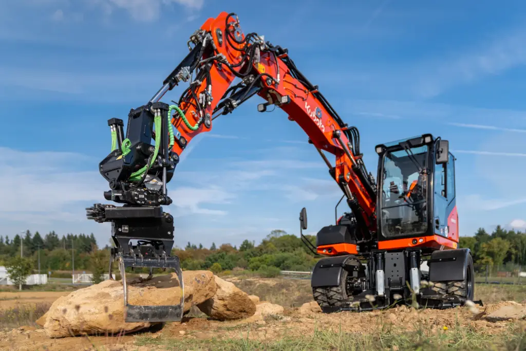 Kubota KW115 Mobilbagger mit Tiltrotator und Greifer im Einsatz