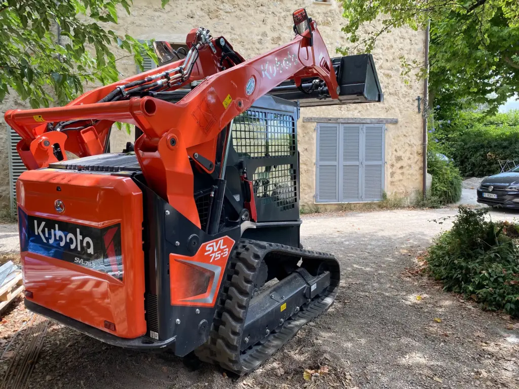 Kubota SVL75-3 Raupenlader bei Arbeiten auf engem Grundstück