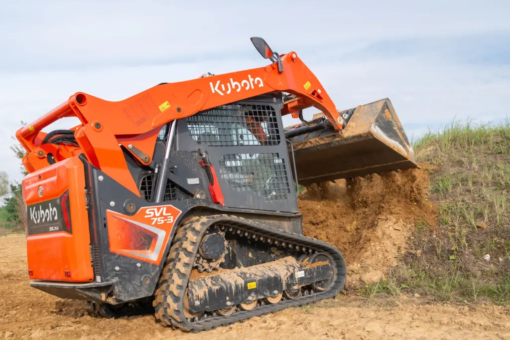Kubota SVL75-3 Raupenlader bei Erdarbeiten auf unebenem Untergrund