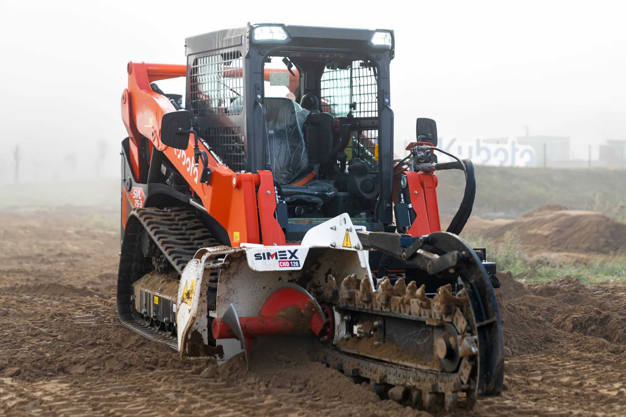 Kubota SVL75-3 Raupenlader mit hydraulischer Grabenfräse im Einsatz