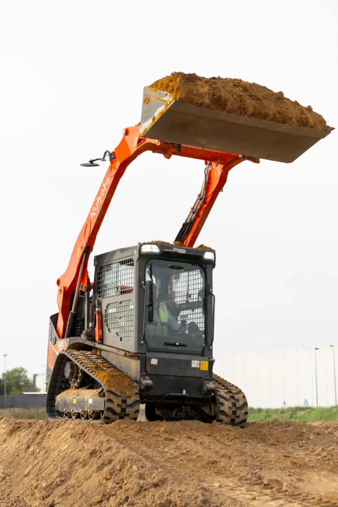 Kubota SVL75-3 mit angehobener und gefüllter Schaufel