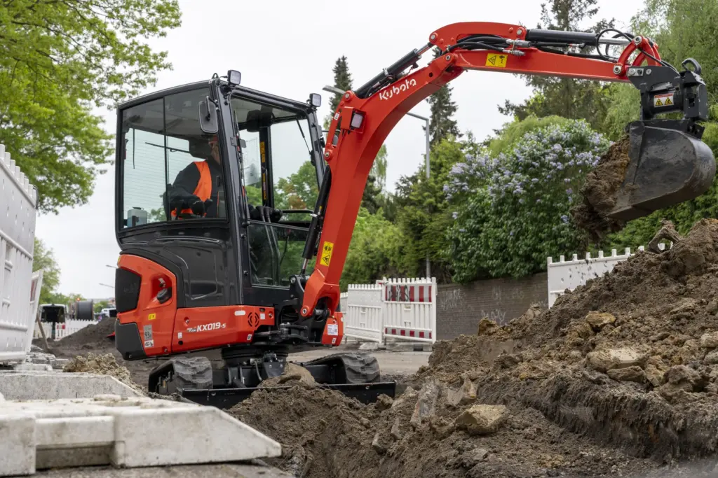 Kubota KX019-5 Kompaktbagger bei Erdarbeiten auf einer Straßenbaustelle