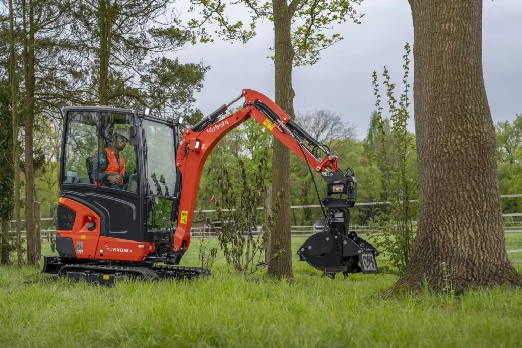Kubota KX019-5 Kompaktbagger mit Greifer zwischen Bäumen